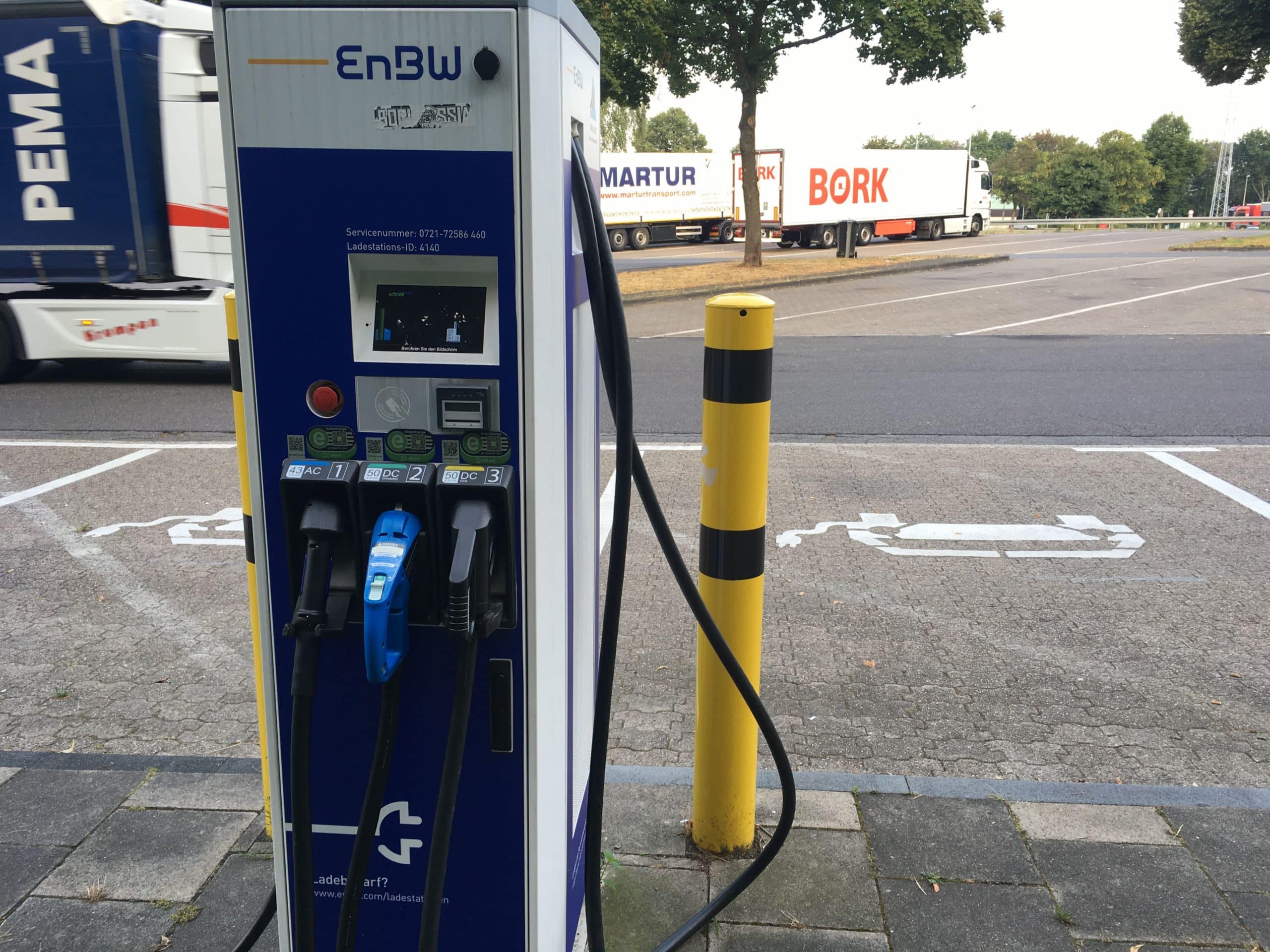 EnBW Tripple-Charger Autobahnraststätte