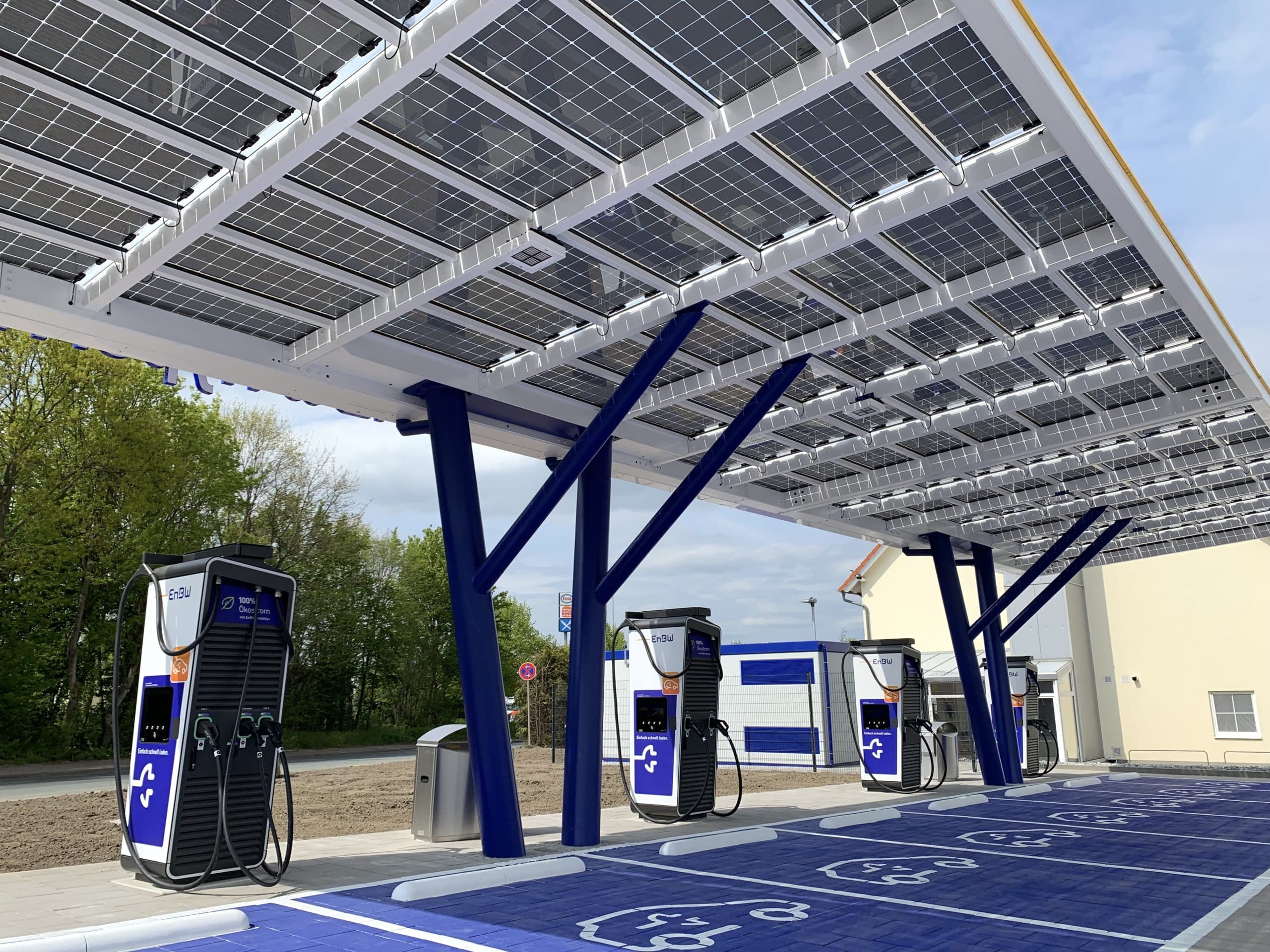 Überdacht: EnBW Hypercharger Lauenau.