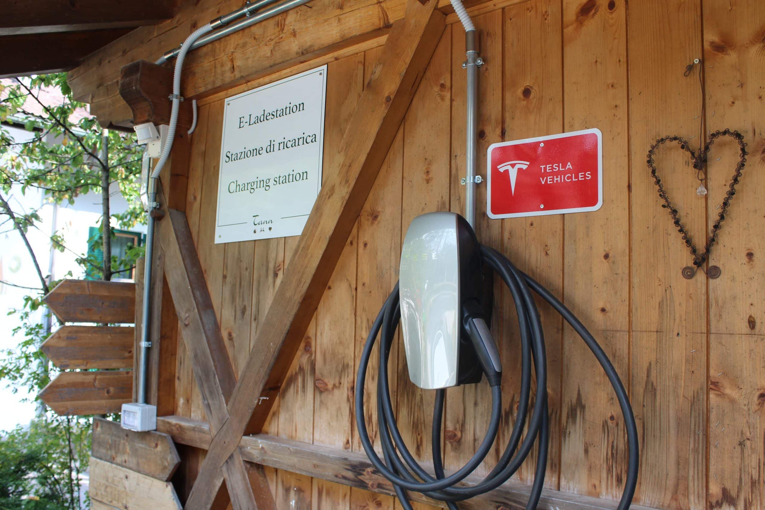 Wallbox von Tesla für Hotels und Restaurants: Der Tesla Destination-Charger.